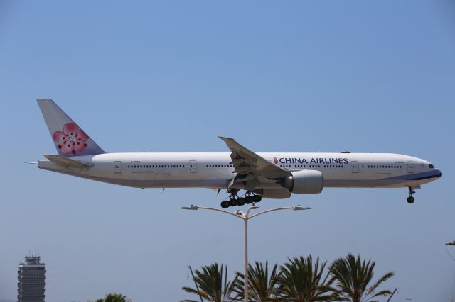 BOEING 777-300ER (B-18052)