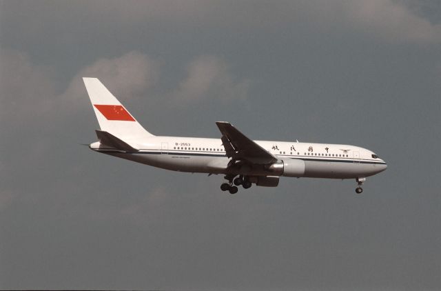 BOEING 767-200 (B-2553) - Final Approach to Narita Intl Airport Rwy16 on 1987/04/05