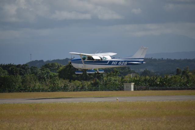 Cessna Skyhawk (HI628) - The beautiful C172 from the Latin aviation school, landing on the MDST rwy11 .... Beautiful little