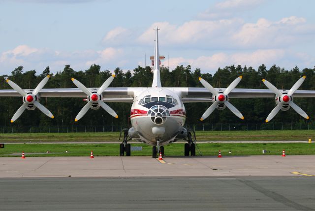 Antonov An-12 (UR-CAK)