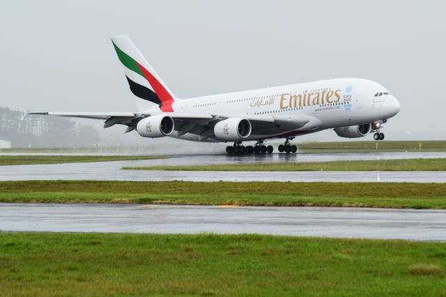 Airbus A380-800 (A6-EDB) - Landing 23L on a wet runway