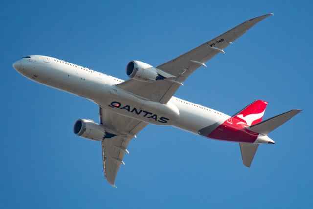 Boeing 787-9 Dreamliner (VH-ZNM) - VH-ZNM on approach to Melbourne's runway 27 from Los Angeles running QF94 | Photo Date; 23/12/2023