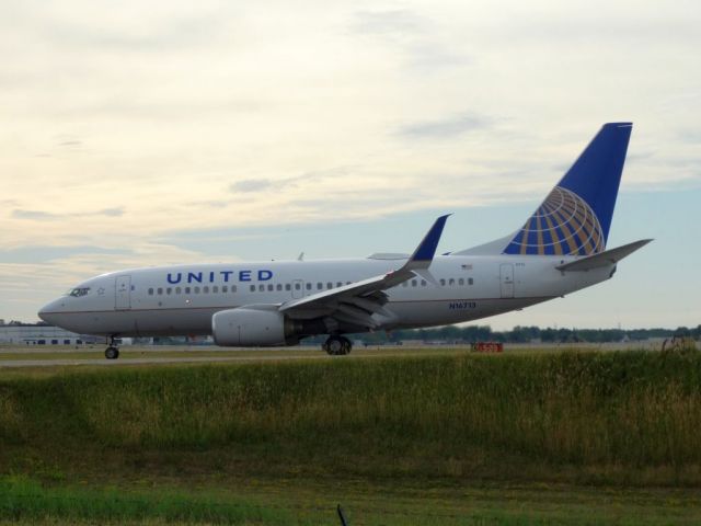 Boeing 737-700 (N16713)