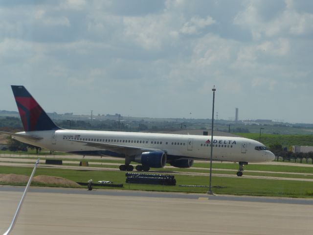 Boeing 757-200 (N670DN)