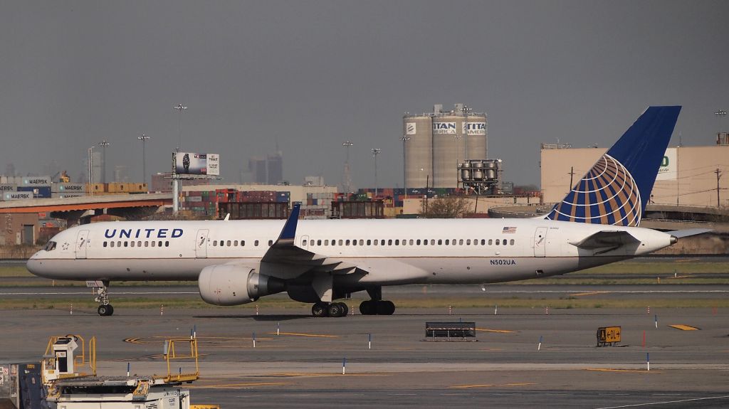 Boeing 757-200 (N502UA)