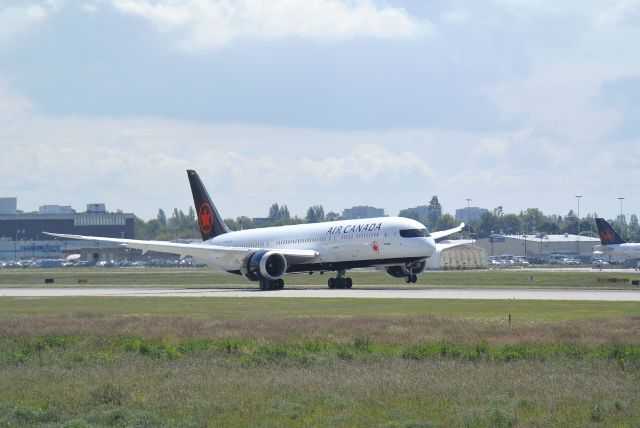 Boeing 787-9 Dreamliner (C-FRSR)