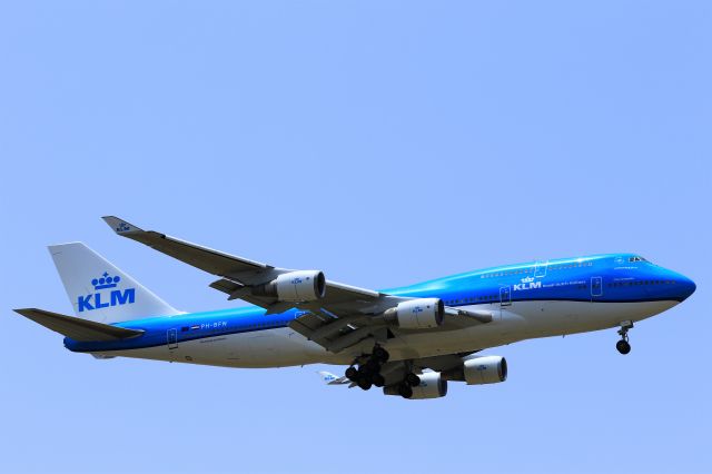 Boeing 747-400 (PH-BFN) - KLM registration PH-BFN city of Nairobi B747-400 just seconds before touch down at Hato Curaçao International Airpor.