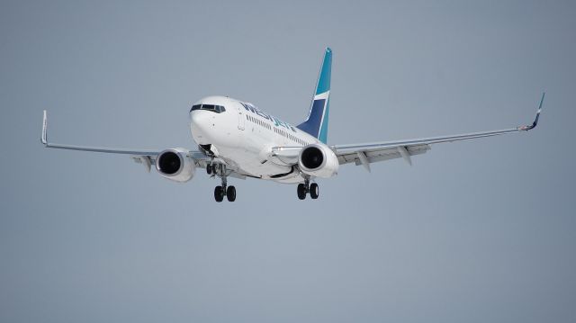 Boeing 737-700 (C-GWJK)