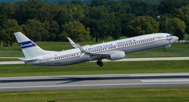 Boeing 737-900 (N75435) - Nice Continental Heritage Livery, flight is departing off of 10L bound for KORD