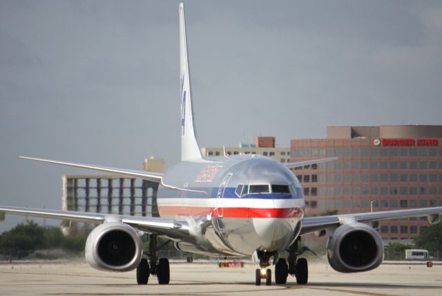 Boeing 737-700 (N842NN)