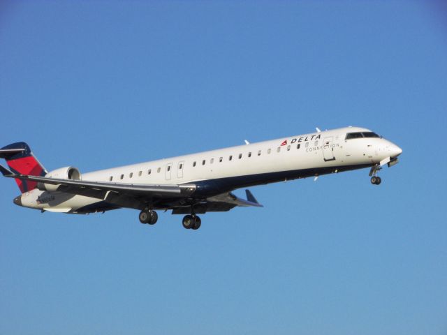 Canadair Regional Jet CRJ-900 (N806SK) - Landing RWY 20R