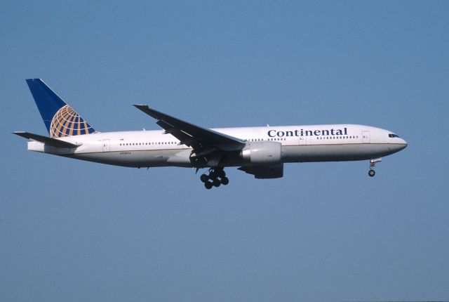 Boeing 777-200 (N78004) - Final Approach to Narita Intl Airport Rwy16R on 2000/04/22