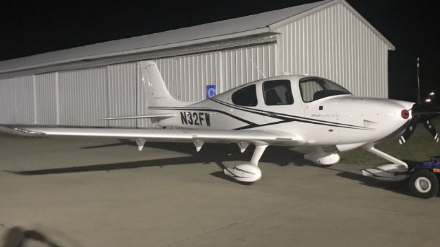 Cirrus SR-22 (N32FW) - taken december 3rd 2021