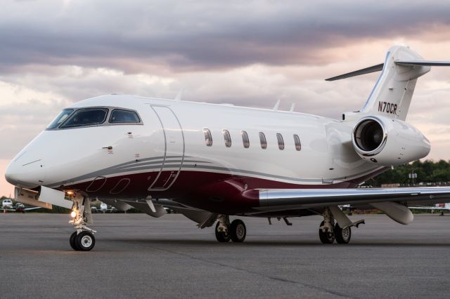 Bombardier Challenger 300 (N70CR)