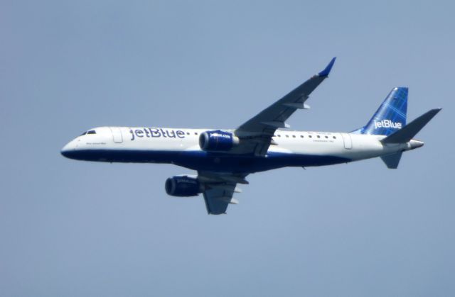 Airbus A320 (N526JL) - Shown here is an JetBlue Airbus A320 a few minutes until landing in the Spring of 2017.