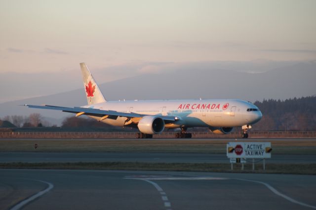 BOEING 777-300ER (C-FIVM)