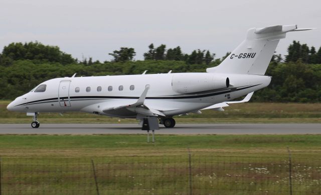 Embraer Legacy 550 (C-GSHU) - Après son atterrissage sur la piste 25 à CYGR en provenance de CYUL 