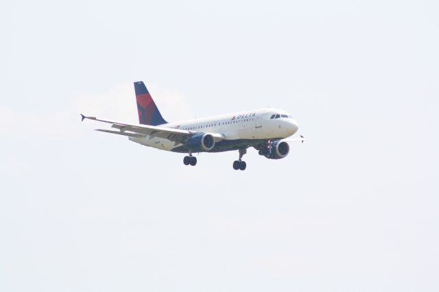 Airbus A319 (N327NB) - N327NB on short final for runway 23L