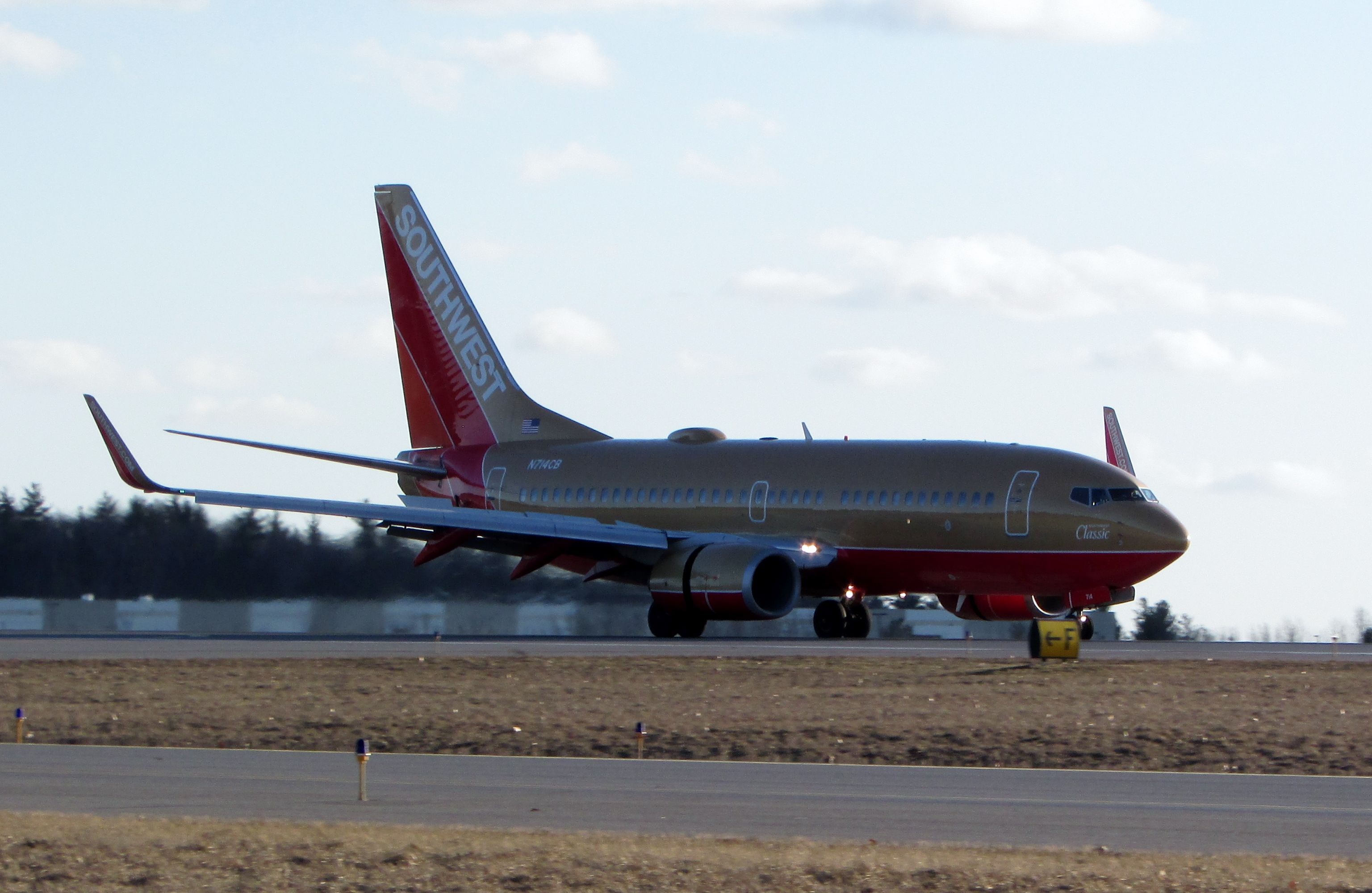 Boeing 737-700 (N714CB)