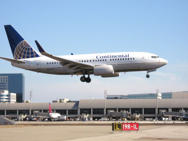 Boeing 737-700 (N17719) - Landing on RWY 19R