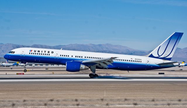 Boeing 757-200 (N559UA) - Arriving at McCarran