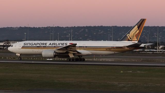 Boeing 777-200 (9V-SQJ) - Boeing 777-212(ER) SIA 9V-SQJ R03 YPPH 160618.