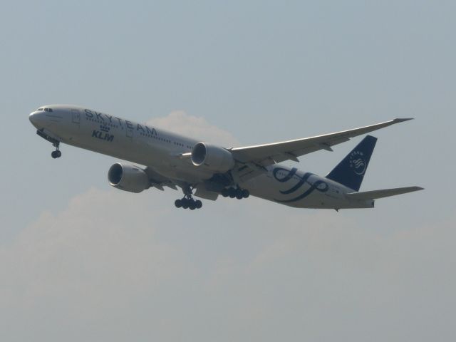 BOEING 777-300 (PH-BVD) - sky team