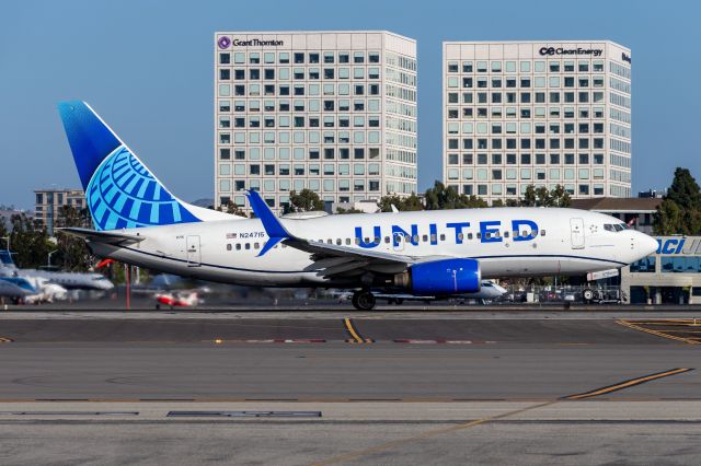 Boeing 737-700 (N24715)