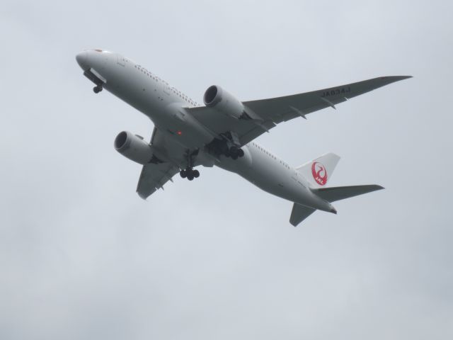 Boeing 787-8 (JA834J) - Japan Airlines Boeing 787-8 Dreamliner departing off of 4R. Photo taken from Bayswater Street in Winthrop, MA. 