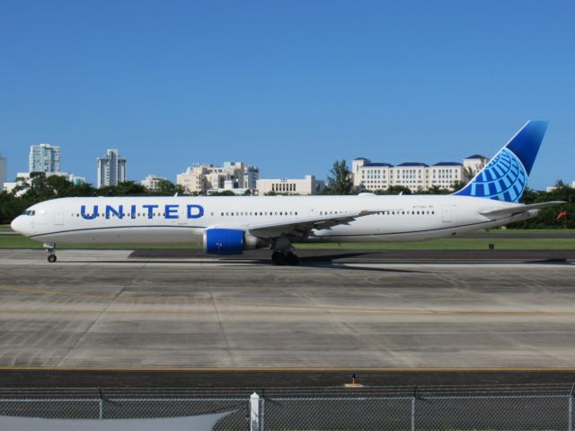 BOEING 767-400 (N77066)