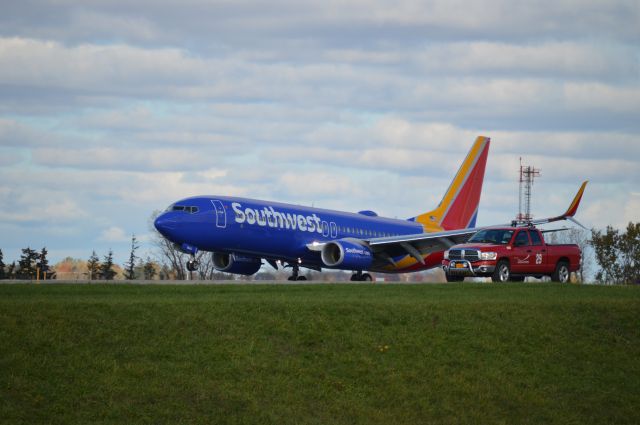 Boeing 737-800 (N8643A)