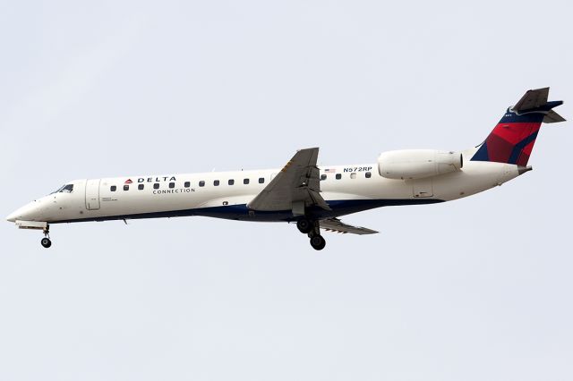 Embraer ERJ-145 (N572RP)