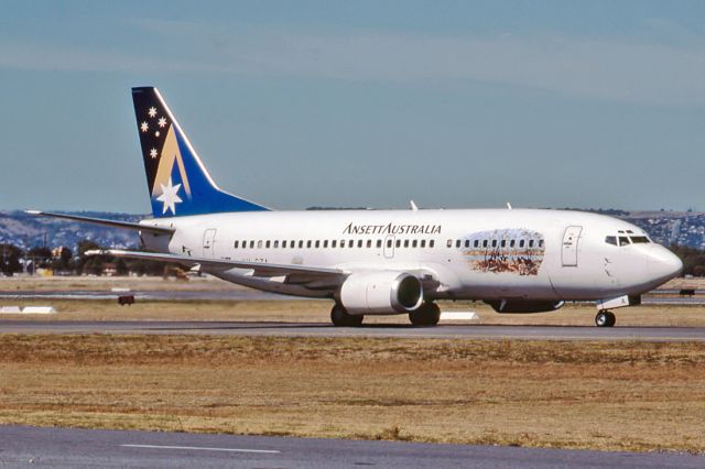 VH-CZA — - ANSETT AUSTRALIA AIRLINES - BOEING 737-377 - REG VH-CZA (CN 23653/1260) - ADELAIDE INTERNATIONAL AIRPORT SA. AUSTRALIA - YPAD (10/12/1995)