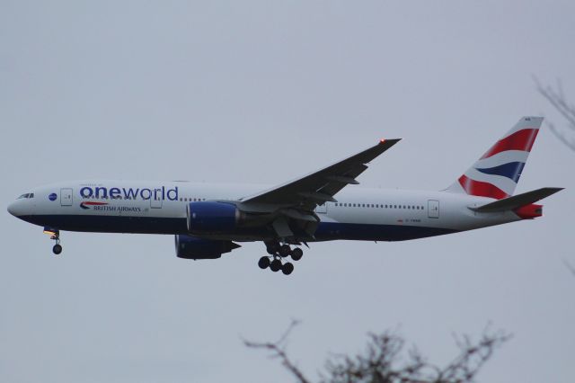 Boeing 777-200 (G-YMMR) - The First Birtish Airways One World Livery (this one being a British Airways B777-200 reg'd as G-YMMR) since the B747s, which were retired early due to COVID. This one is on final approach into LHR, Landing on runway 27R.br /br /Location: Eastern Perimiter Road.br /Date: 01.01.23 (dd/mm/yy).