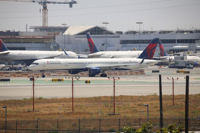 BOEING 757-300 (N587NW)