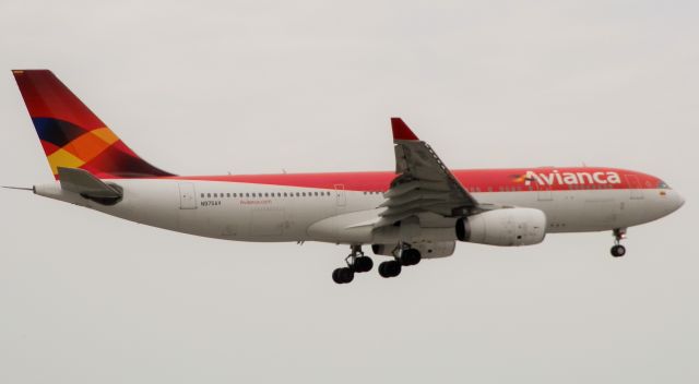 Airbus A330-200 (N975AV)