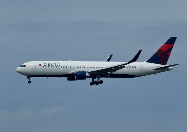 BOEING 767-300 (N171DN) - Final approach to NRT Rwy34R (2017/06/19)