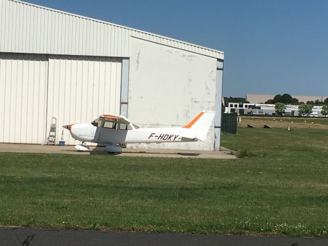 Cessna Skyhawk (F-HDKY)