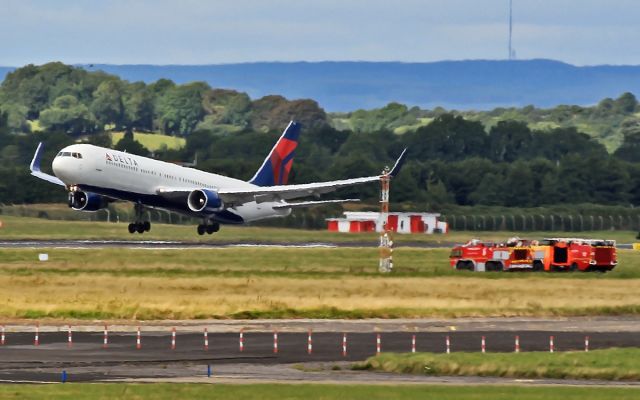 N175DN — - airport fire crew ready to follow delta 767 with 1 engine out at shannon.5/8/13.