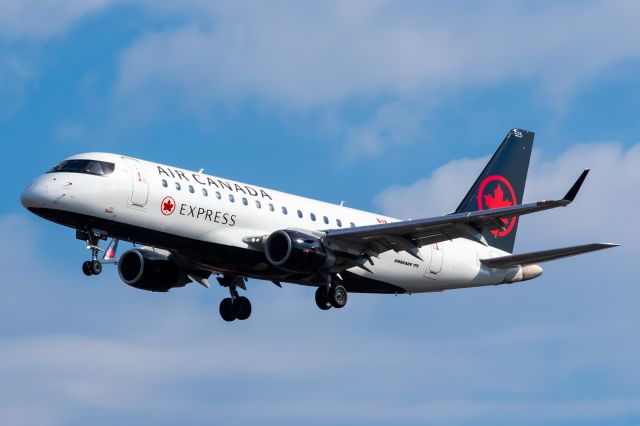 Embraer 175 (C-FEJD)