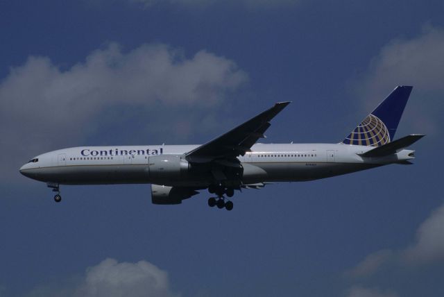 Boeing 777-200 (N78007) - Final Approach to Narita Intl Airport Rwy34L on 1999/04/27