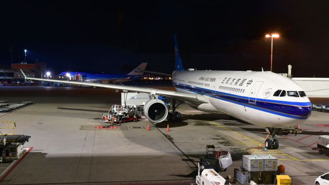 Airbus A330-300 (B-5967) - China Southern Airlines Airbus A330-323 B-5967 in Amsterdam 