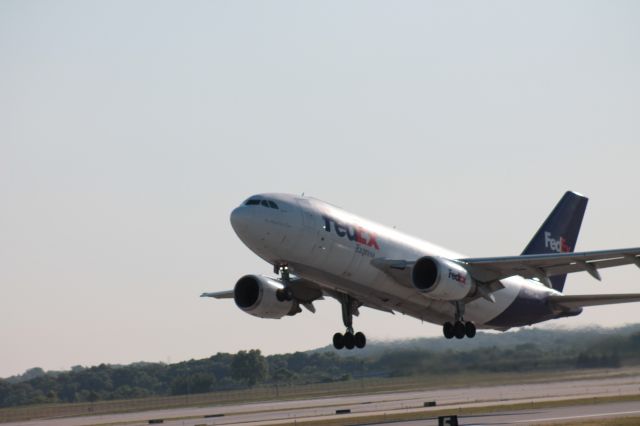 Airbus A310 (N425FE) - FDX659 departing on 26L on 06/14/12