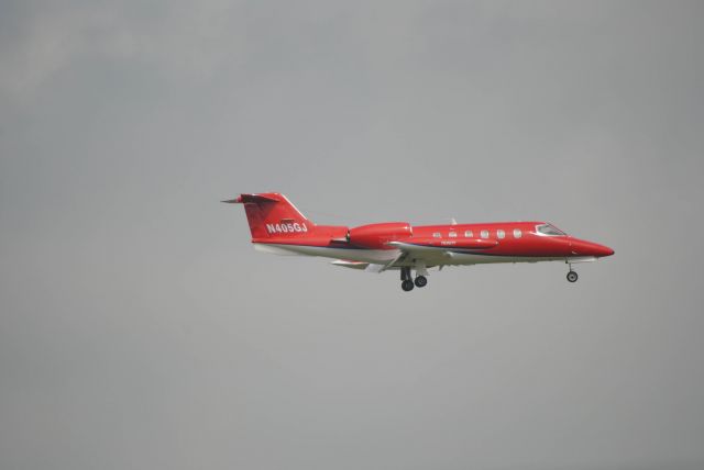 Learjet 35 (N405GJ) - 5/17/2016: Learjet Inc 35A (N405GJ) on final for Runway 4 at KHOU. 