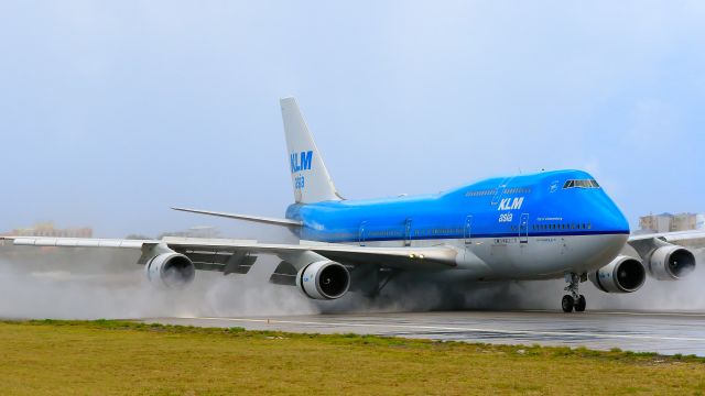 Boeing 747-400 (PH-BFY) - KLM landing at TNCM St Maarten.