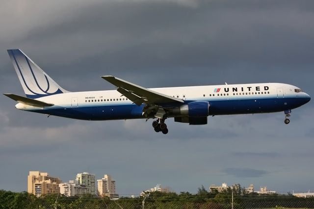 BOEING 767-300 (N646UA)