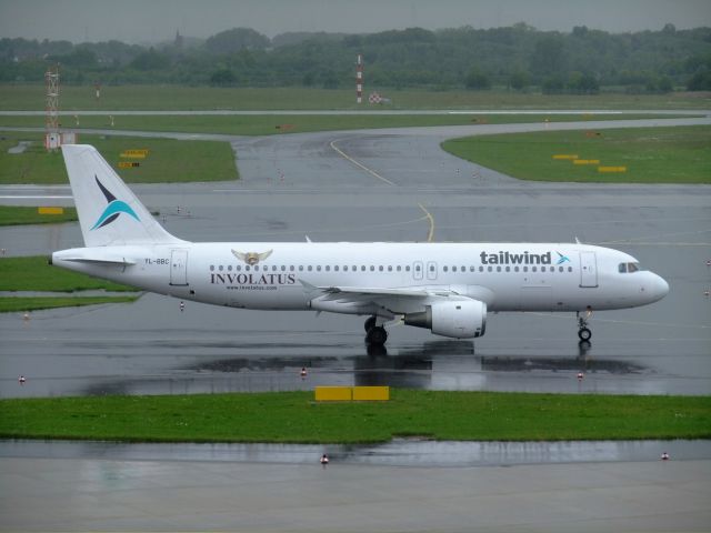 Airbus A320 (YL-BBC) - Tailwind Airlines A320-200 YL-BBC taxiing to rwy at DUS. A crazy bird, usually Tailwind is registered in the Turkey, but this one has the reg of Latvia. Maybe its because making ad for INVOLATUS ? Seen 10.05.2014.