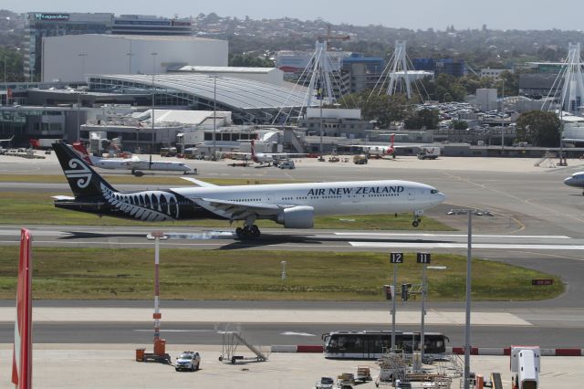 BOEING 777-300 (ZK-OKP)