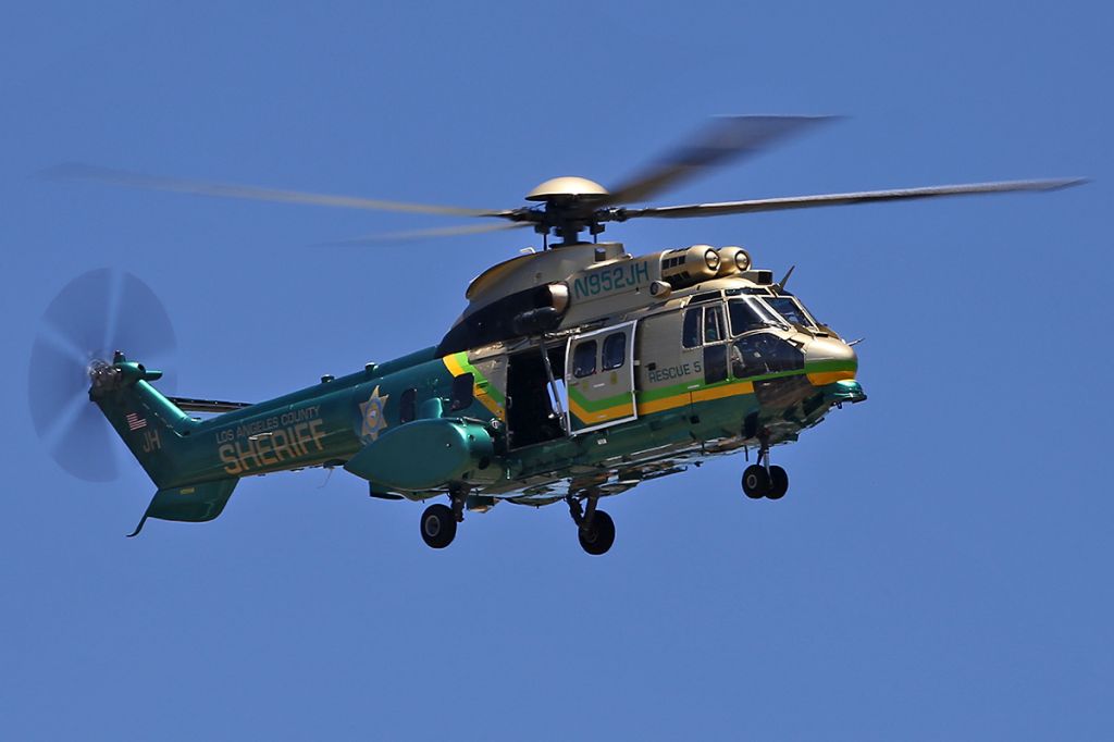 TUSAS Cougar (N952JH) - Los Angeles County Sheriff - Eurocopter AS332L1 Super Puma. 