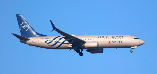 Boeing 737-800 (N381DN) - Painted "Sky Team" Sept. 2012